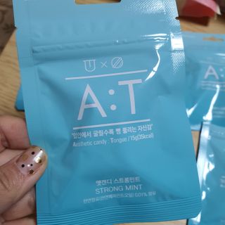입 냄새 완화에 도움을 주는 에티켓 캔디 앳캔디 스트롱민트 — 5점을 준 리뷰어가 2021년 2월 올린 사용 사진