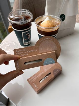 [후르디아] 올리브영 착한보습 비건 립버터 2종 — 5점을 준 리뷰어가 2022년 11월 올린 사용 사진