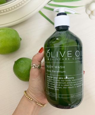 올리브 오일 스킨케어 컴퍼니 [OOSC] 향기로운 보습 로즈 제라늄 바디워시 500ml — 5점을 준 리뷰어가 2021년 7월 올린 사용 사진