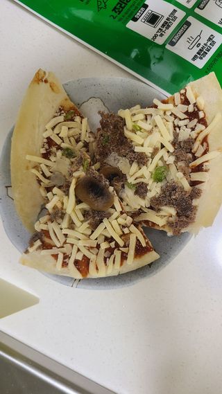 [푸딩팩토리] 10인치 씬피자 3종 택2_베샤멜 고르곤졸라/불고기/고르곤졸라 — 4점을 준 리뷰어가 2022년 5월 올린 사용 사진