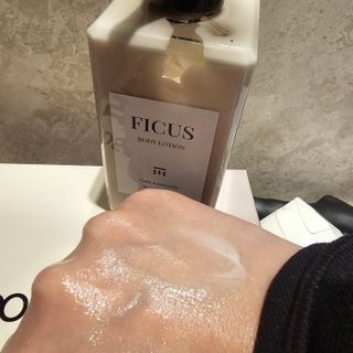 테이크어샤워 [스스]피쿠스 바디로션 FICUS BODY LOTION 250ML — 5점을 준 리뷰어가 2025년 10월 올린 사용 사진