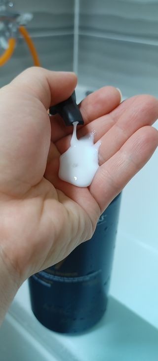 [포레스트스토리] 탈모증상완화 샴푸 1,000ml — 5점을 준 리뷰어가 2022년 4월 올린 사용 사진