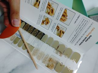 [네일가게] 햇빛에 닿으면 색이 변하는 신기한 햇살 반전 네일스티커_B — 3.5점을 준 리뷰어가 2021년 8월 올린 사용 사진