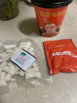 유비쿡 컵떡볶이 매운컵떡볶이2개/ 짜장컵떡볶이 2개  총 4개세트 — 5점을 준 리뷰어가 2021년 3월 올린 사용 사진