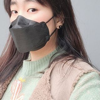 위케어 KF94 마스크 숨쉬기편한 귀안아픈마스크 국산원부자재 사용 식약처 승인 마스크 — 5점을 준 리뷰어가 2021년 2월 올린 사용 사진