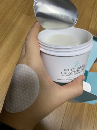 오투에니원 화이트 스완 갈락토미세스 비타민 C 필링 패드 60매 — 5점을 준 리뷰어가 2022년 12월 올린 사용 사진