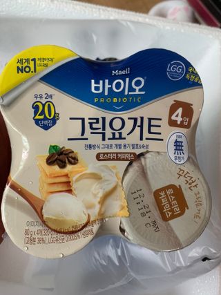 매일바이오 그릭요거트 오리지널 플레인 4개, 로스터리 커피믹스 4개 — 4.5점을 준 리뷰어가 2021년 12월 올린 사용 사진