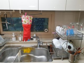 창신리빙 [프랑코 고무장갑 히든홀더] 똑똑한 정리 수납 — 5점을 준 리뷰어가 2021년 4월 올린 사용 사진