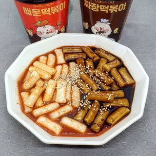 유비쿡 컵떡볶이 매운컵떡볶이2개/ 짜장컵떡볶이 2개  총 4개세트 — 5점을 준 리뷰어가 2021년 3월 올린 사용 사진