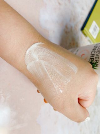[닥터문] 프리미엄 알로에베라 선크림 500ml — 3.5점을 준 리뷰어가 2022년 6월 올린 사용 사진