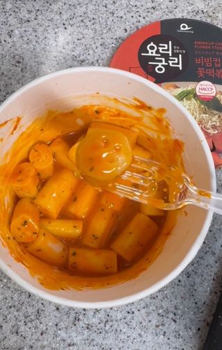 나우  [요리궁리] B타입 ( 매콤, 치즈, 매콤까르보 ) 꽃떡볶이 6개입 세트 — 4점을 준 리뷰어가 2025년 3월 올린 사용 사진