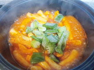 빨간키트 떡볶이 밀키트 2~3인분 매운맛 국물 떡볶이 만들기 쉬운 황금 레시피 분말 소스로 간편한 요리 — 5점을 준 리뷰어가 2021년 8월 올린 사용 사진