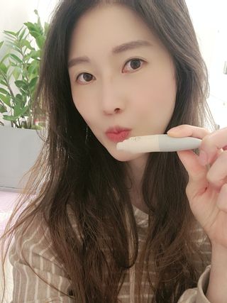 [후르디아] 올리브영 착한보습 비건 립버터 2종 — 5점을 준 리뷰어가 2021년 10월 올린 사용 사진