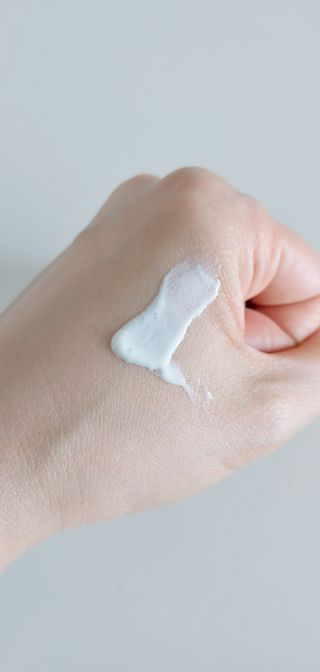 [스킨1004] 마다가스카르 센텔라 히알루-시카 워터핏 선세럼 50ml — 4점을 준 리뷰어가 2024년 5월 올린 사용 사진