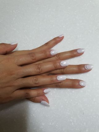 [네일가게] 햇빛에 닿으면 색이 변하는 신기한 햇살 반전 네일스티커 — 3점을 준 리뷰어가 2021년 8월 올린 사용 사진