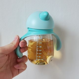유비맘 트라이탄 코니빨대컵_컬러 랜덤 발송 — 5점을 준 리뷰어가 2021년 3월 올린 사용 사진