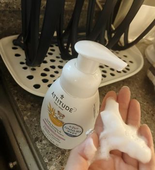 에티튜드 천연 젖병세정제 무향 아토베이비 폼타입 (295ml) 천연 친환경 비건 — 5점을 준 리뷰어가 2022년 8월 올린 사용 사진