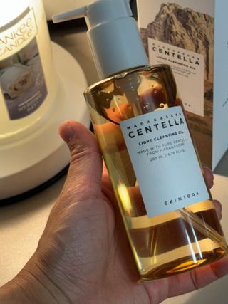 스킨1004 [SKIN1004] 마다가스카르 센텔라 라이트 클렌징 오일 200ml — 5점을 준 리뷰어가 2024년 7월 올린 사용 사진