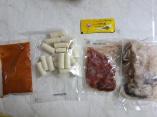 화끈한녀석들 새오똥400g 새우,오징어,똥집 볶음요리 소스,밀떡, 참기름 포함 — 5점을 준 리뷰어가 2022년 12월 올린 사용 사진
