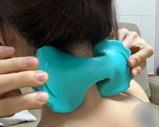 힐니스북 [힐마이넥]   거북목 통증완화를 위한 휴대용 목 안마기 — 5점을 준 리뷰어가 2022년 12월 올린 사용 사진