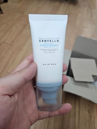 [스킨1004] 마다가스카르 센텔라 히알루-시카 워터핏 선세럼 50ml — 5점을 준 리뷰어가 2024년 5월 올린 사용 사진