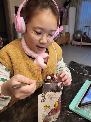 스낵스 와그작후루룩 3종_카카오2봉+아몬드2봉+딸기2봉 (총 6봉) — 5점을 준 리뷰어가 2024년 2월 올린 사용 사진