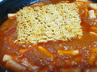더밥  고추마녀 라볶이 +  나이스미 무설탕 현미후레이크 — 5점을 준 리뷰어가 2021년 10월 올린 사용 사진