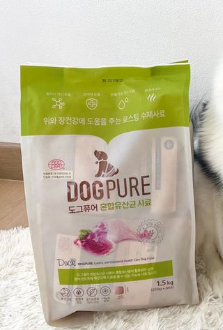 도그퓨어 피부와모질/혼합유산균/글루코사민 유기농 로스팅 사료 — 4점을 준 리뷰어가 2021년 10월 올린 사용 사진