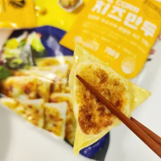(주)성경순만두 곤약만두.콘치즈만두,삼각당면만두,당면 야끼만두,대구전통 납작만두,떡뽁이 매콤소스,달콤소스 — 5점을 준 리뷰어가 2023년 4월 올린 사용 사진