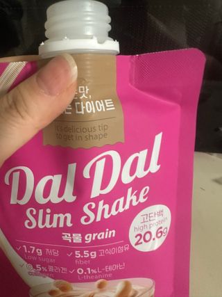 달달슬림쉐이크 구매평★달달슬림 맛있는 단백질 쉐이크 파우치 다이어트 식사대용 프로틴 파우더 보충제 — 5점을 준 리뷰어가 2025년 8월 올린 사용 사진