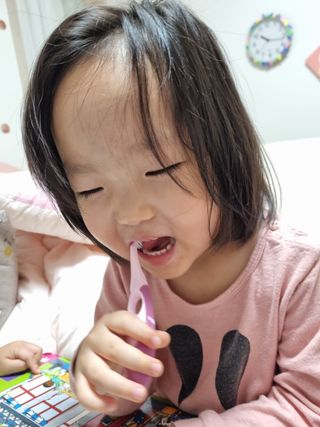 치과에서 쓰는 치약 _ 라벨제로 저불소 꼬마, 키즈, 유아, 베이비, 주니어 안전한 어린이치약 — 5점을 준 리뷰어가 2022년 12월 올린 사용 사진