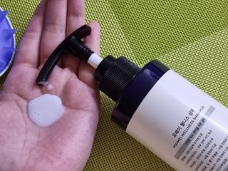 유메이 웰니스 샴푸 + 유메이 스칼프 브러쉬 — 5점을 준 리뷰어가 2022년 1월 올린 사용 사진