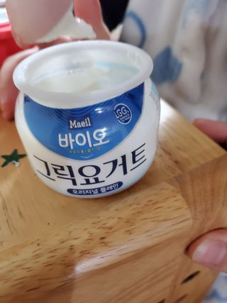 매일바이오 그릭요거트 오리지널 플레인 4개, 로스터리 커피믹스 4개 — 5점을 준 리뷰어가 2021년 12월 올린 사용 사진