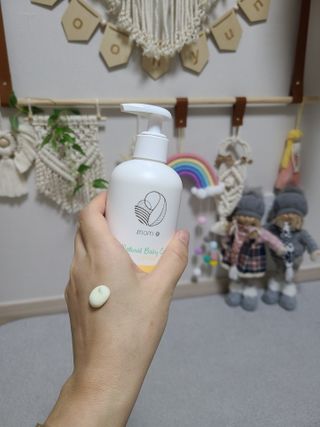mom e 맘이 내추럴 베이비 케어 샴푸앤바스+로션 — 5점을 준 리뷰어가 2021년 1월 올린 사용 사진