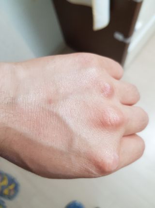 틱톡 [후르디아] 백탁NO! 화잘먹 수분광 선 에센스✨ — 5점을 준 리뷰어가 2023년 6월 올린 사용 사진