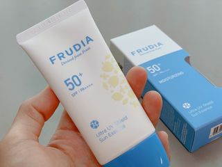 틱톡 [후르디아] 백탁NO! 화잘먹 수분광 선 에센스✨ — 4.5점을 준 리뷰어가 2023년 6월 올린 사용 사진