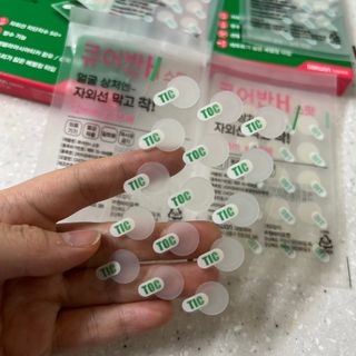 [큐어반H 스팟] 자외선 99프로 차단되는 스틱타입 스팟밴드(1팩 / 66매입) — 5점을 준 리뷰어가 2022년 12월 올린 사용 사진