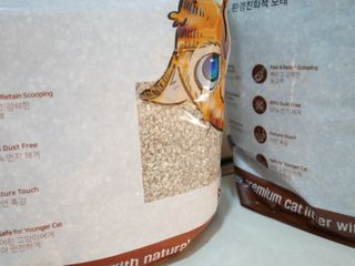 브라우니모래 [브라우니] 고양이 카사바모래 브라우니 천연 응고형 모래  6Lx2개 — 4.5점을 준 리뷰어가 2023년 11월 올린 사용 사진