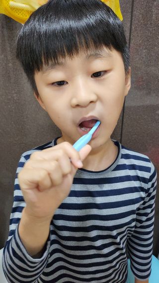 치과에서 쓰는 치약 _ 라벨제로 저불소 꼬마, 키즈, 유아, 베이비, 주니어 안전한 어린이치약 — 5점을 준 리뷰어가 2023년 3월 올린 사용 사진