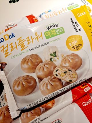 로드몰 [굽네] 컬리플라워 닭가슴살 만두 2종 6팩 — 4점을 준 리뷰어가 2021년 10월 올린 사용 사진