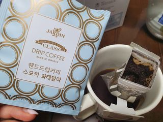 (주)쟈뎅 쟈뎅 클래스 핸드 드립 커피 10P 2종_디카페인 1종+랜덤 플레이버 1종 — 5점을 준 리뷰어가 2021년 3월 올린 사용 사진