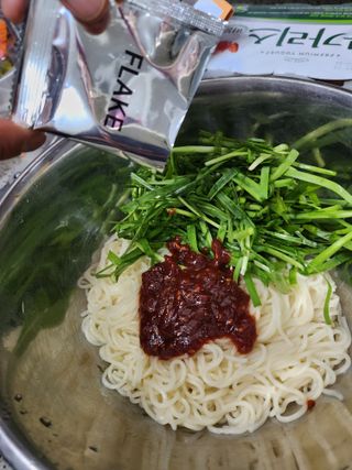 [한면원] 비빔국수 2인분 — 5점을 준 리뷰어가 2023년 3월 올린 사용 사진