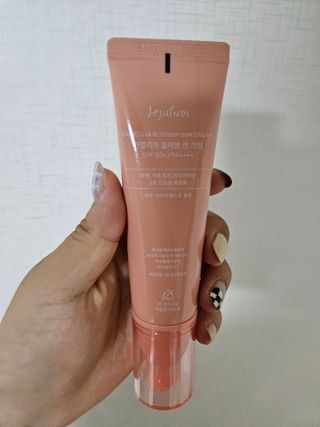제주인디 카멜리아 블러썸 선크림 — 5점을 준 리뷰어가 2023년 9월 올린 사용 사진