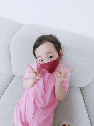 [블루 본 아이노우] 유아용 컬러마스크 40 PCS SET 2중 택 1 — 5점을 준 리뷰어가 2021년 4월 올린 사용 사진
