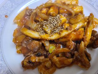 화끈한녀석들 새오똥400g 새우,오징어,똥집 볶음요리 소스,밀떡, 참기름 포함 — 5점을 준 리뷰어가 2022년 12월 올린 사용 사진