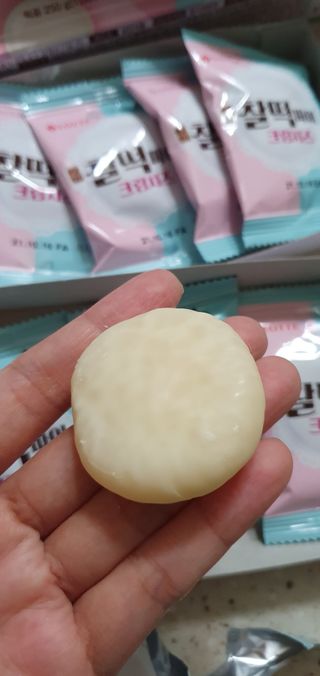 롯데제과 찰떡파이 크림치즈 — 5점을 준 리뷰어가 2021년 6월 올린 사용 사진