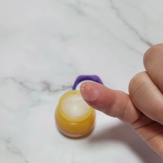 틱톡 [후르디아] 튼입술해결템 올리브영 블루베리 하이드레이팅 허니 립밤 — 5점을 준 리뷰어가 2024년 4월 올린 사용 사진