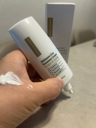 하이브리온 [쿠팡]멜라제로 시카엑소좀 크림 50ml PDRN 줄기세포 주름 미백기능성 피부과 병원입점, 1개, 50g — 5점을 준 리뷰어가 2025년 7월 올린 사용 사진