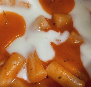 유비쿡 컵떡볶이 매운컵떡볶이2개/ 짜장컵떡볶이 2개  총 4개세트 — 5점을 준 리뷰어가 2021년 2월 올린 사용 사진