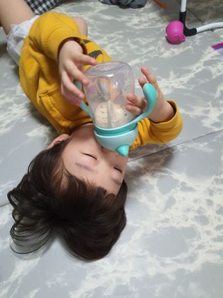 유비맘 트라이탄 코니빨대컵_컬러 랜덤 발송 — 5점을 준 리뷰어가 2021년 2월 올린 사용 사진